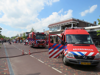 844100 Gezicht op enkele brandweervoertuigen, geparkeerd op de Meerndijk te De Meern (gemeente Utrecht), ter ...